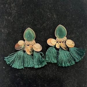 Cute earring with gold and fringe details